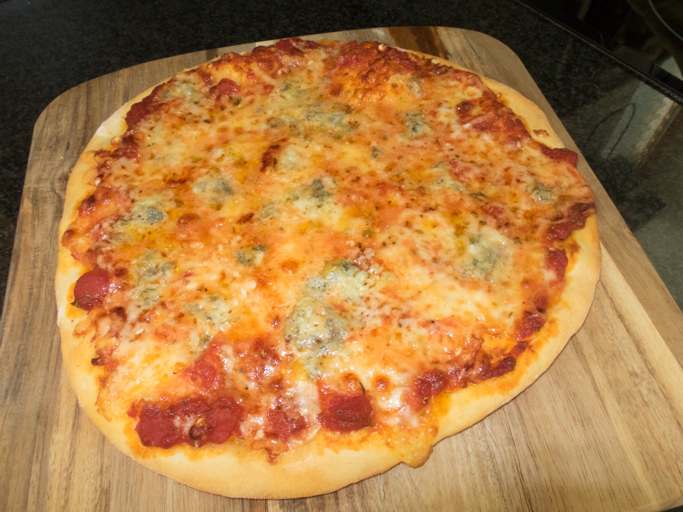 Klassische Pizza quattro formaggi (Pizza mit vier Käsesorten) – Kochen ...